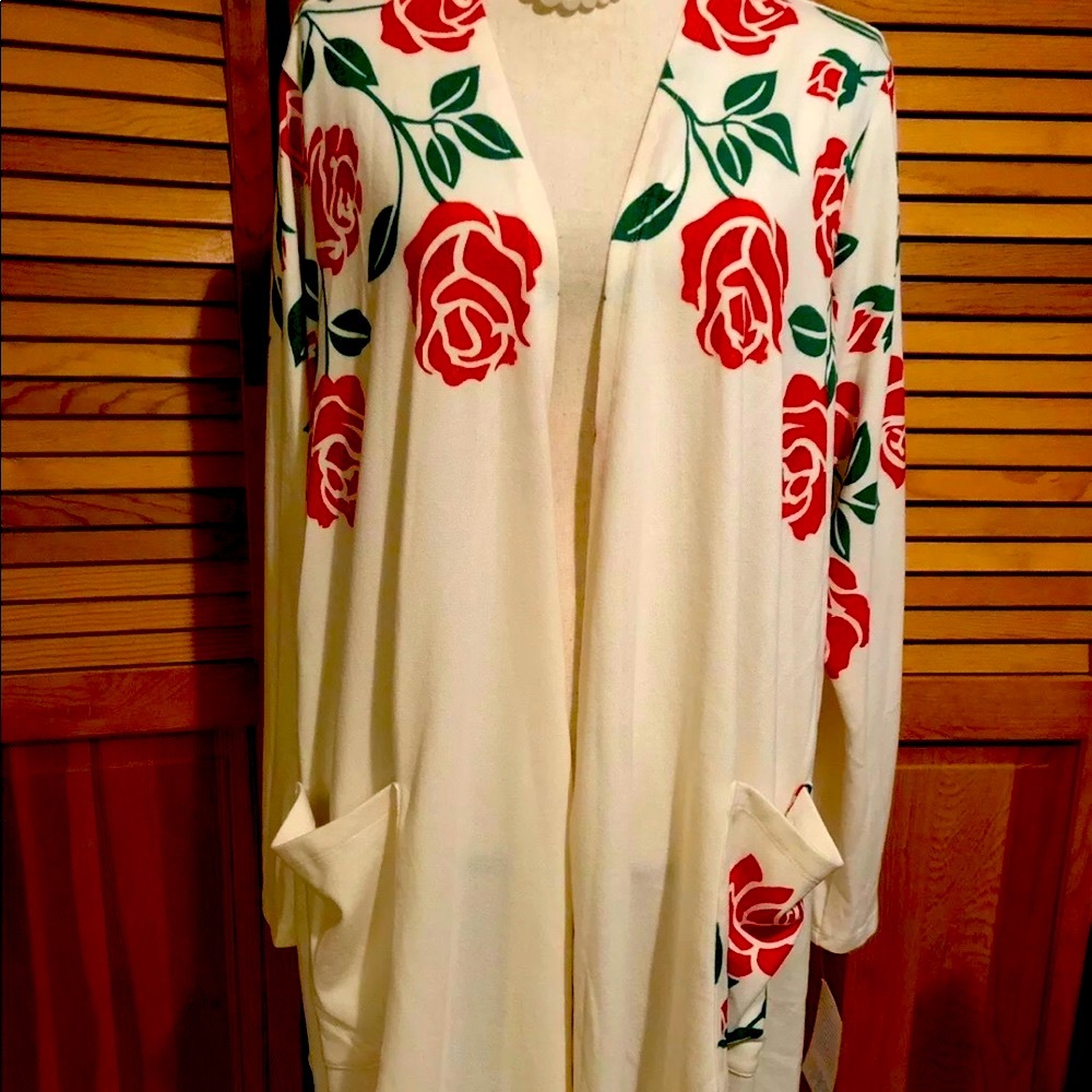 🌹🌷Lularoe Cream Caroline With roses🌹 Valentine’s day